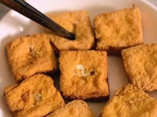 这样的臭豆腐，一次我能吃两份，这是怎么做的，太好吃了！,豆腐沥干油份，用筷子在表面戳个洞