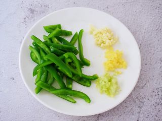 鱼香茄条,青椒去籽洗净切成条状，葱切末，姜切末，蒜切末备用