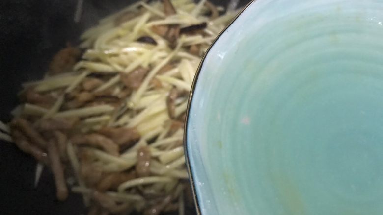 蚝油冬笋香菇炒肉丝,加适量热开水