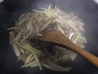 蚝油冬笋香菇炒肉丝,翻炒均匀