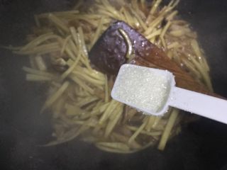 蚝油冬笋香菇炒肉丝,加一小勺细砂糖，翻炒均匀，即可