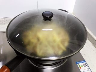 蚝油冬笋香菇炒肉丝,盖上锅盖转小火，焖煮2分钟
