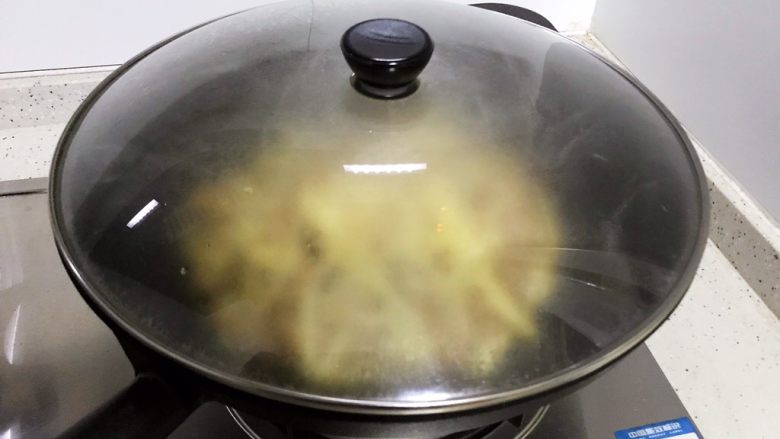 蚝油冬笋香菇炒肉丝,盖上锅盖转小火，焖煮2分钟