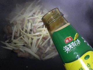 蚝油冬笋香菇炒肉丝,加适量蚝油