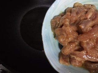 蚝油冬笋香菇炒肉丝,待锅内油七分热时，下猪肉