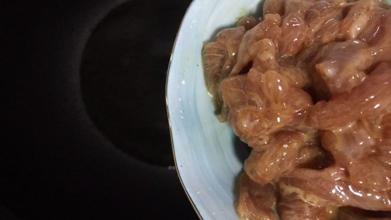蚝油冬笋香菇炒肉丝,待锅内油七分热时，下猪肉