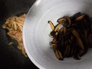 蚝油冬笋香菇炒肉丝,下香菇