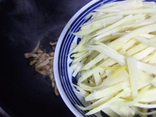 蚝油冬笋香菇炒肉丝,下冬笋