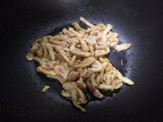 蚝油冬笋香菇炒肉丝,翻炒至猪肉变色