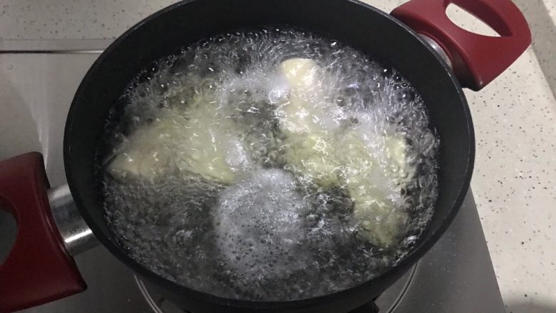 蚝油冬笋香菇炒肉丝,水开后放入冬笋，煮至有白沫