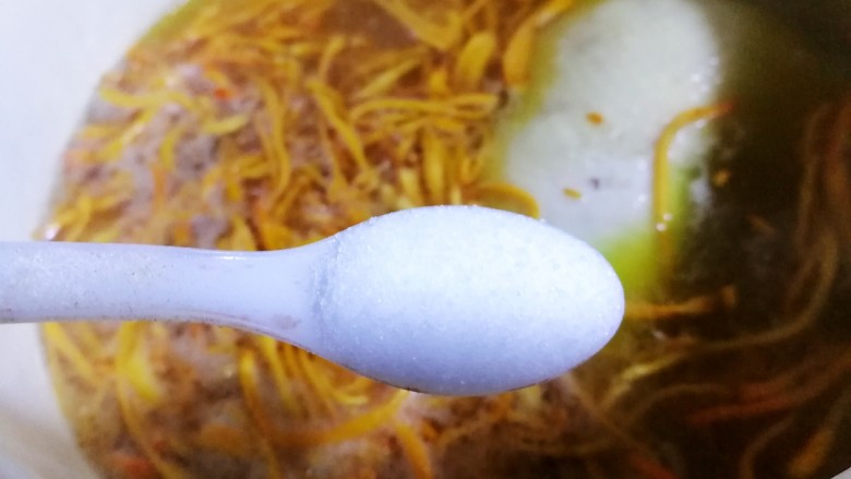 简易版~虫草菇炖鸡腿,接着放入三小勺盐，炖十分钟左右入味儿。