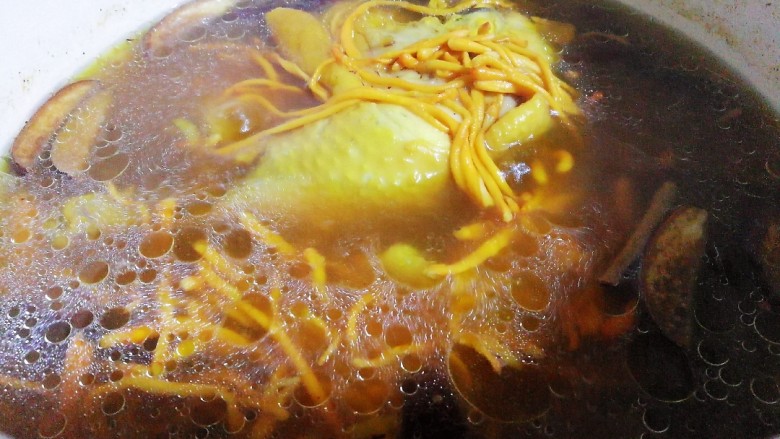 简易版~虫草菇炖鸡腿,炖好的汤汁金黄色，鸡腿肉微黄，软嫩，味香。清淡滋补。
