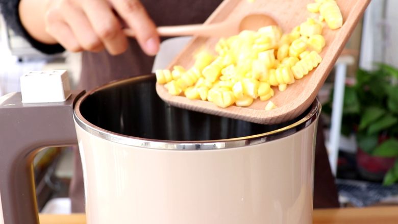 米香玉米汁（豆浆机版）,玉米粒倒入豆浆机中