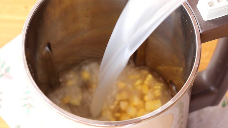 米香玉米汁（豆浆机版）,加1L—1.2L的清水
tips：一般这个比例打出来的是比玉米汁稍微浓一点的状态，如果喜欢喝稀一些的，可以适当再加些水
另外，豆浆机一般都要求最低水位的，所以根据自家豆浆机做适当的调整
