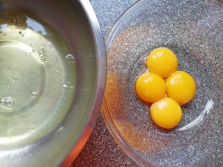 蜂窝煤戚风蛋糕,准备好食材，蛋清蛋黄分离，竹炭粉和低筋面粉提前混合均匀。