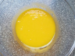 蜂窝煤戚风蛋糕,蛋清先放在一边，用手动打蛋器将蛋黄搅打均匀。
