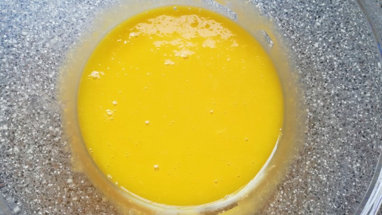 蜂窝煤戚风蛋糕,蛋清先放在一边，用手动打蛋器将蛋黄搅打均匀。