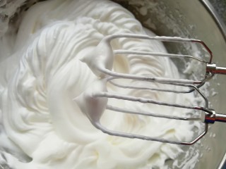 蜂窝煤戚风蛋糕,继续高速打发至提起打蛋器，打蛋器上的尖角坚挺竖立不弯。