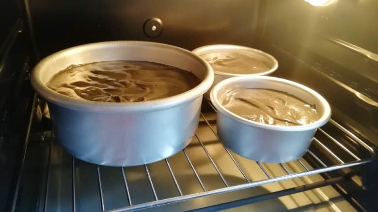 蜂窝煤戚风蛋糕,送入预热好的烤箱，上下管150度烤10分钟，再将上下管转140度继续烤20分钟。