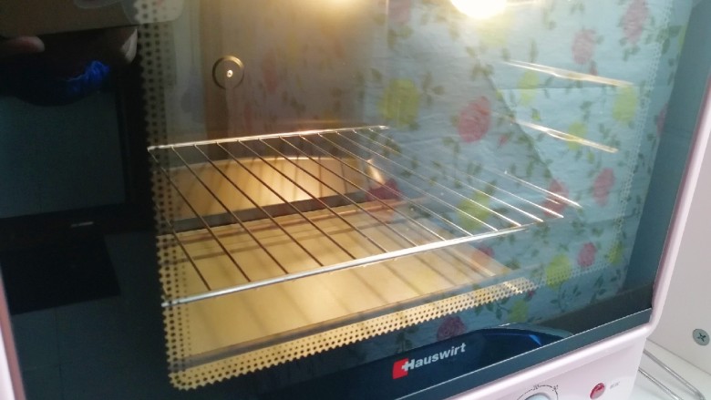 蜂窝煤戚风蛋糕,烤箱上下管150度预热。