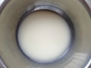 燕麦全麦羊角包,先来制做中种面团:温水加入干酵母和盐混合均匀。