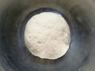 燕麦全麦羊角包,和成面团，盖上保鲜膜放入冰箱冷藏发酵24小时。