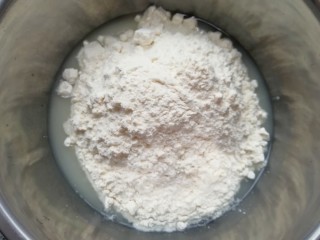 燕麦全麦羊角包,加入高筋面粉。