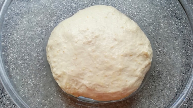 燕麦全麦羊角包,揉好的面团从面包机里取出整形，发酵至两倍大。