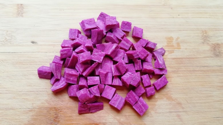 紫薯蛋挞,<a style='color:red;display:inline-block;' href='/shicai/ 2643'>紫薯</a>去皮洗干净切成小块。