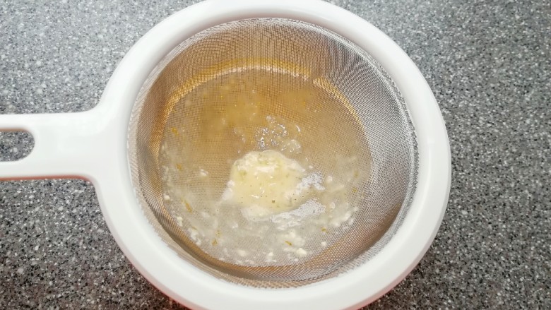 紫薯蛋挞,过一下筛滤出蛋筋和小面疙瘩，蛋挞液完成。