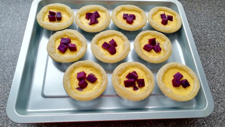 紫薯蛋挞,10分钟之后取出烤盘，蛋挞液呈半凝固状态，上面放上紫薯。