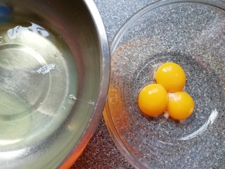 6寸红丝绒戚风蛋糕,蛋清蛋黄分离(放蛋清蛋黄的容器必须无油无水保持干净）。