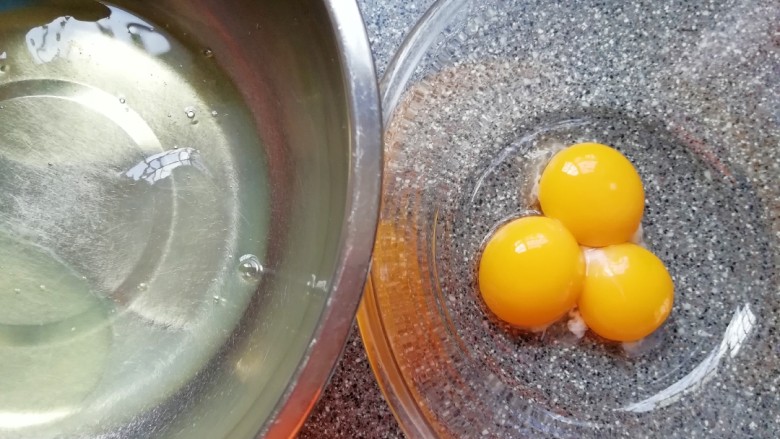 6寸红丝绒戚风蛋糕,蛋清蛋黄分离(放蛋清蛋黄的容器必须无油无水保持干净）。