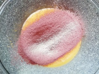 6寸红丝绒戚风蛋糕,筛入混合好的低筋面粉和红曲粉，用手动打蛋器呈“Z”字形来回搅动，切记不要转圈搅拌，以免起筋。