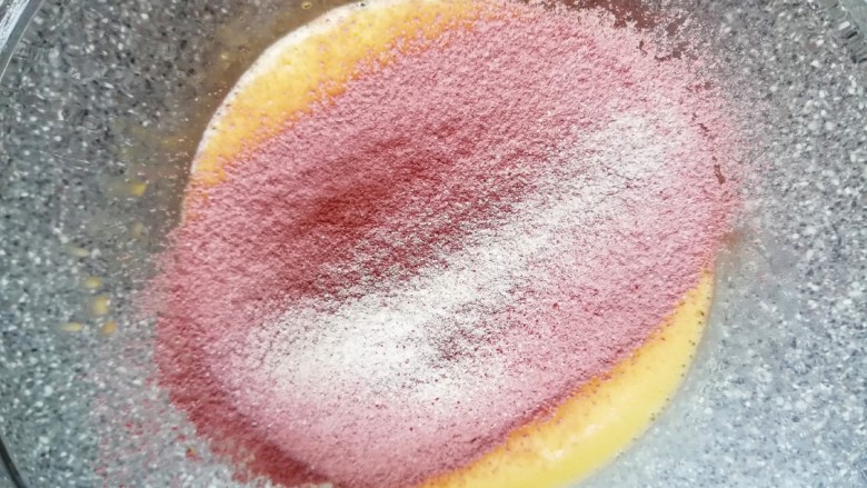 6寸红丝绒戚风蛋糕,筛入混合好的低筋面粉和红曲粉，用手动打蛋器呈“Z”字形来回搅动，切记不要转圈搅拌，以免起筋。