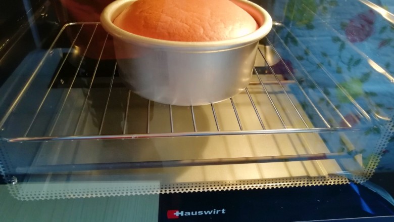6寸红丝绒戚风蛋糕,15分钟以后，烤箱上下管转140度继续烤15分钟。