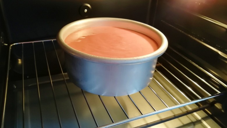 6寸红丝绒戚风蛋糕,送入预热好的烤箱，上下管150度烤15分钟。