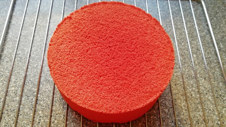 6寸红丝绒戚风蛋糕,完整脱模的戚风蛋糕。