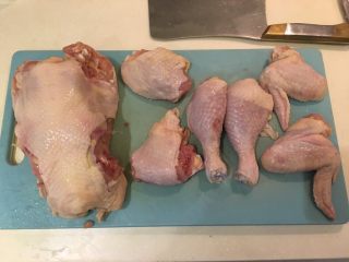 柠檬嫩鸡,用骨头剪将翅膀、腿、大腿，沿着关节剪下