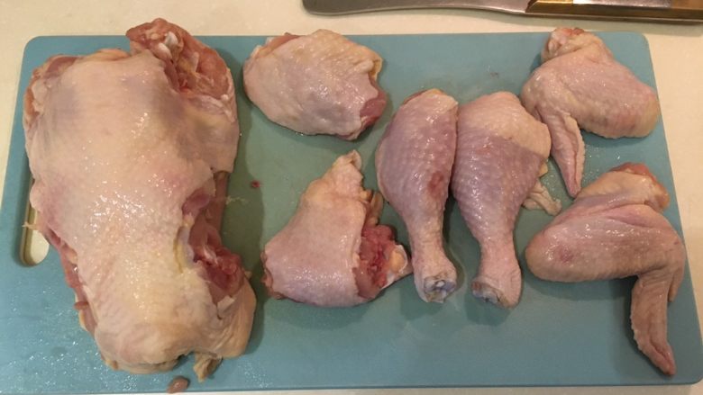 柠檬嫩鸡,用骨头剪将翅膀、腿、大腿，沿着关节剪下