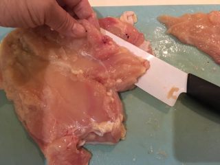 柠檬嫩鸡,鸡胸肉较厚，用刀横切将它片薄一点