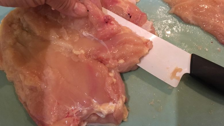 柠檬嫩鸡,鸡胸肉较厚，用刀横切将它片薄一点