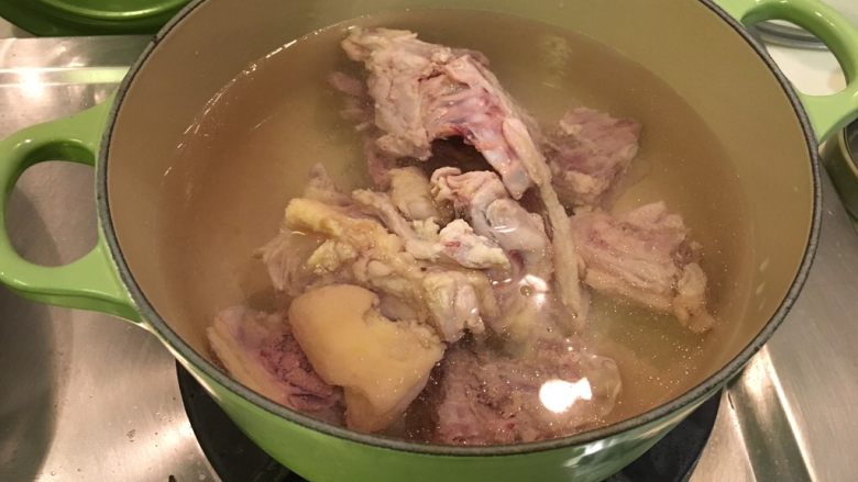 柠檬嫩鸡,鸡骨热水洗烫后直接进汤锅