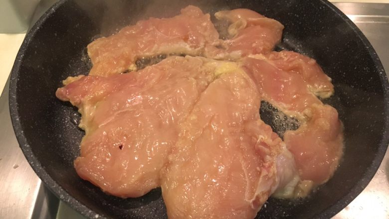 柠檬嫩鸡,平底锅薄油烧热，鸡皮朝下摆进锅里