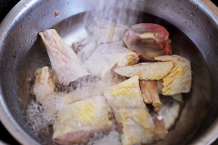 补气养血的清补凉鸡汤,把剁好的鸡块用自来水冲洗干净后浸泡半个小时，看见鸡块的血水放的差不多的时候。
