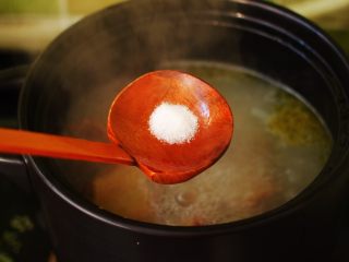 补气养血的清补凉鸡汤,这个时候加入适量的盐调味。