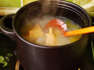 补气养血的清补凉鸡汤,看见鸡汤汁变得越来越浓厚醇香时。