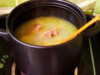 补气养血的清补凉鸡汤,鲜美无比又营养丰富的清补凉鸡汤就炖好咯，这个时候就可以关火咯。
