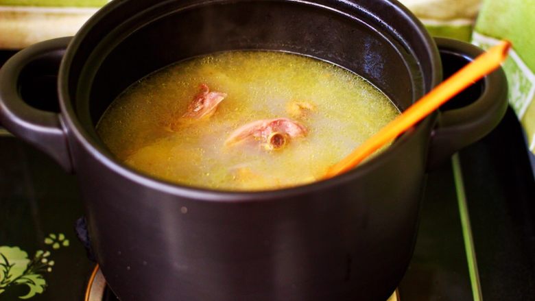 补气养血的清补凉鸡汤,鲜美无比又营养丰富的清补凉鸡汤就炖好咯，这个时候就可以关火咯。