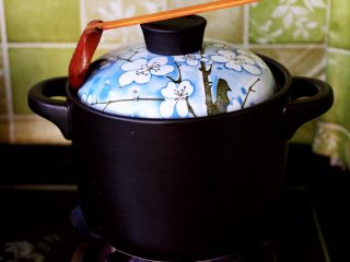 补气养血的清补凉鸡汤,盖上沙锅的盖子，用中火煮沸后改小火慢慢炖至1个半小时左右。